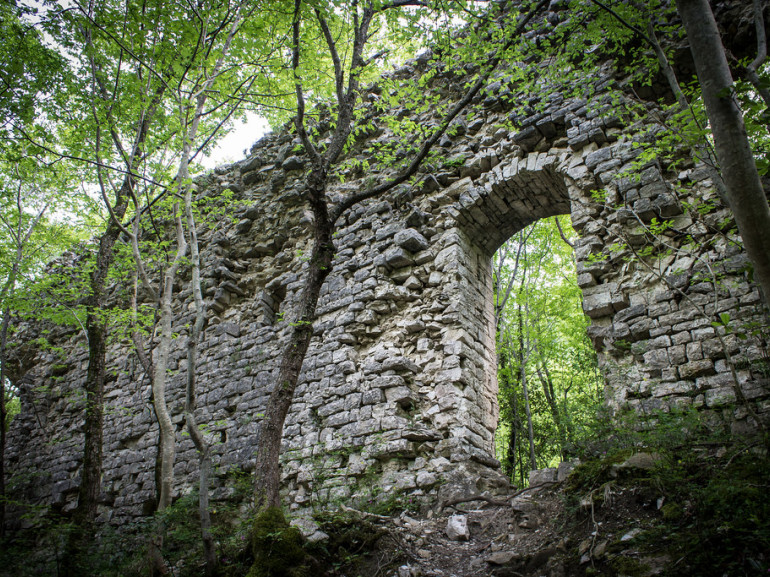 Die Überreste der Einsiedelei von Santa Maria in Morimondo , heute ein fester Bestandteil des Waldes