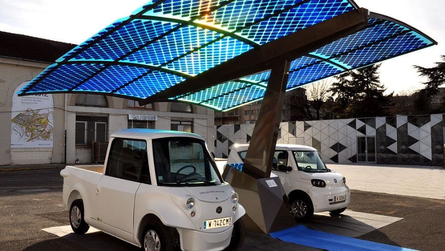Ladestation für Elektrofahrzeuge mit Sonnenkollektoren