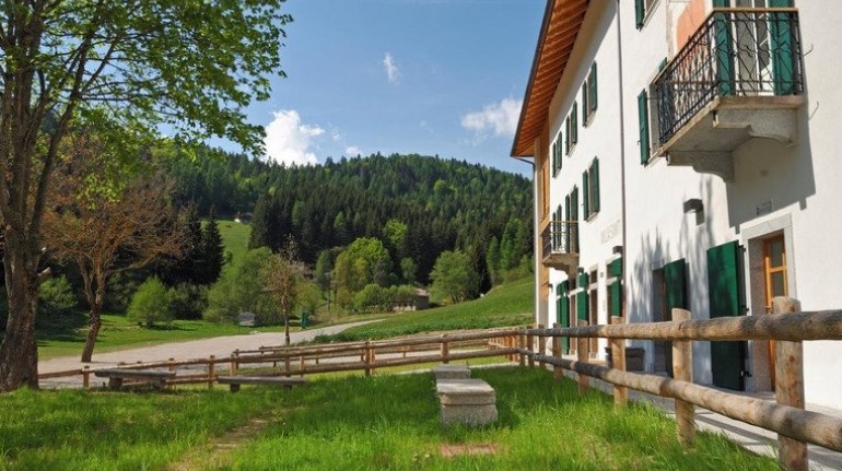 Ein Ferienhaus in der Natur: Zwischen Wiesen und Höfen im Adamello-Brenta-Nationalpark