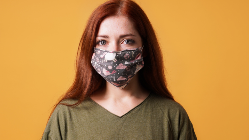 Eine waschbare Gesichtsmaske, um geschützt und ökologisch zu sein