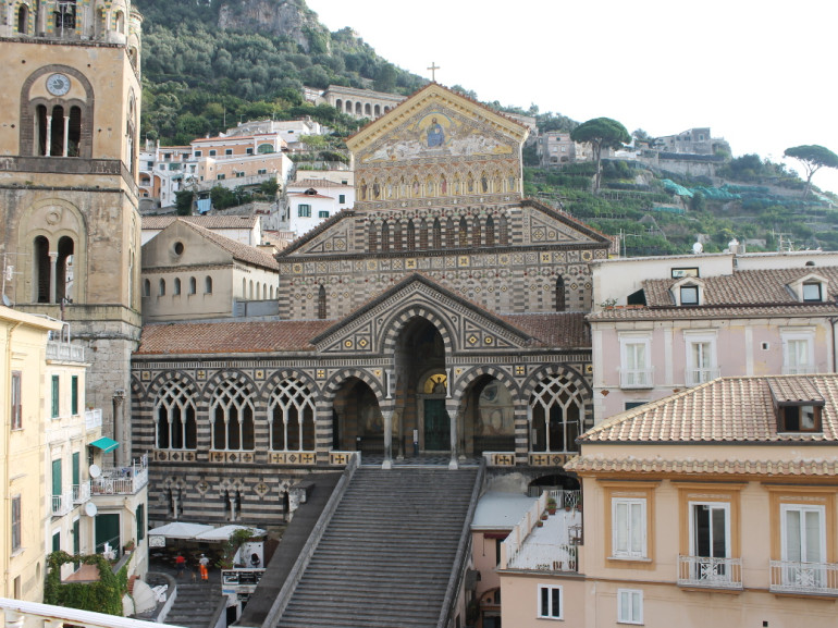 Der Platz der Kathedrale von Amalfi, von hier aus die Route zu Fuß das Tal der Mühlen zu entdecken