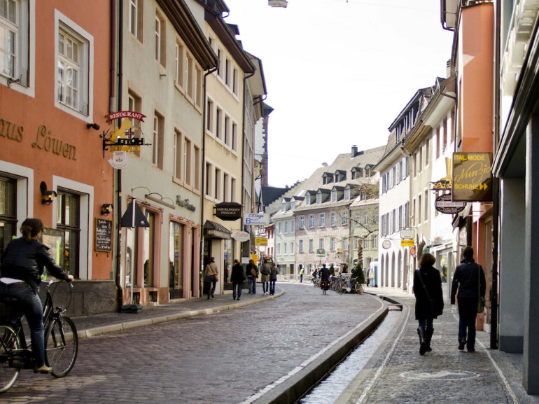 Freiburger Strasse mit typischen Bächle