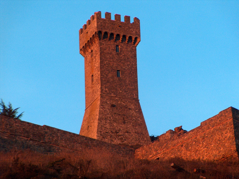 Die Festung von Radicofani bei Sonnenuntergang