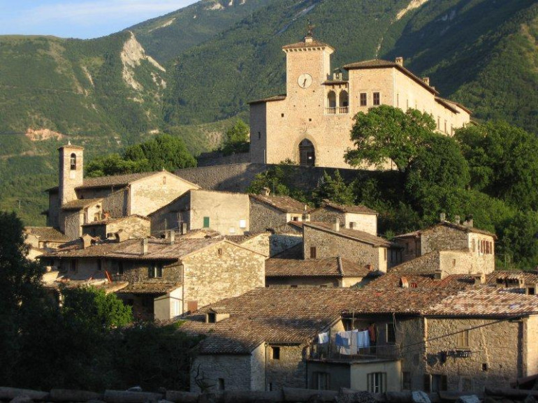 Piobbico, dominiert von Branca Castle